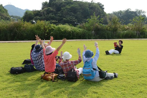 국민연금공단이 주최한 기초연금 도입 10주년 기념 공모전의 최우수상 작품. 경기도 성남시 한 복지관에서 사진을 배우는 기초연금 수급자 노인들이 경기도 양주의 지역 축제에 참석했다.<BR> 이들은 "기초연금은
행복"이라고 말했다.<BR> 국민연금공단 제공