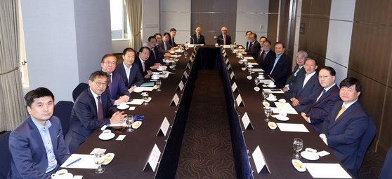 In the front row, from the left, Professor Chang-min Lee, Vice Chairman Seok-sung Seo, Dae-kyung Lee, former Ambassador to the United States Ahn Ho-young, former Minister of Foreign Affairs Yoo Myung-hwan, former Ambassador to Japan Choi Sang-yong, former Ambassador to Japan Lee Byeong-ki, Korea Federation of Banks Chairman Cho Yong-byeong, National Assembly member Sang-hyun Yoon, former Ambassador to Vietnam Lee Hyuk, and former Ambassador to Japan Deok-min Yoon. Ambassador, former Ambassador to Japan Shin Kak-soo, Professor Cho Yang-hyeon, Professor Emeritus Jeong Jae-jeong, Director Kim Kwang-du, former Ambassador to Japan Kang Chang-il, Korean Peninsula Peacemaking Foundation Chairman Hong Seok-hyun, Chairman Park Moon-soo, and Mirae Asset Securities advisor Choi Hyun-man. Professor Yang Ki-ho and Attorney Shin Hyun-ho. Reporter Jang Jin-young