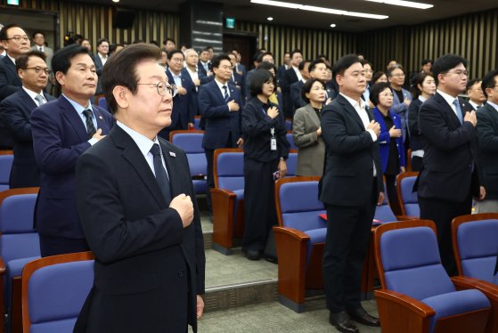 민주당의 '이재명 무죄 호소 릴레이'…野일각서도 "오버하네" [현장에서]