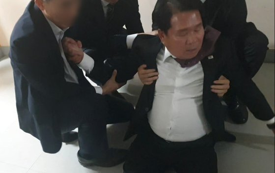 강원교육감, 학교 방문 중 전교조와 충돌…"실신해 병원 입원"