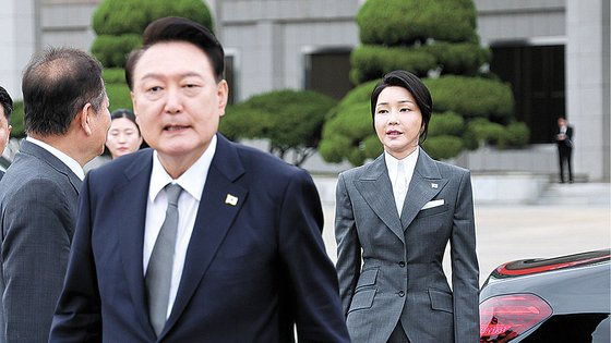 "尹 2년반 잘한 일 없다" 74%…잘못한 일 "김건희" 19% "의대" 7% [임기 반환점 여론조사]