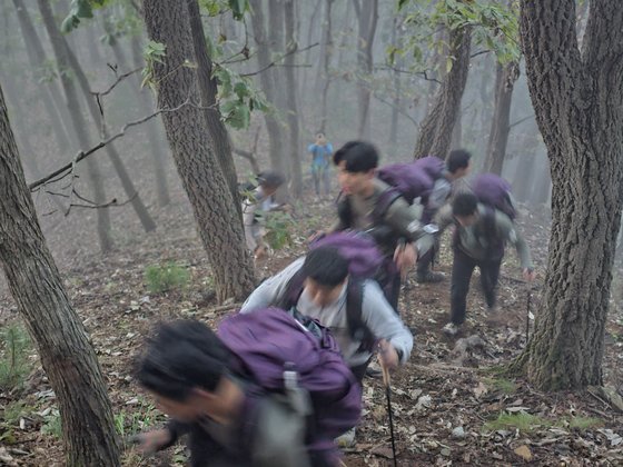 정상 오르자 산안개 걷혔다…아이 8명에 온 백두대간 선물