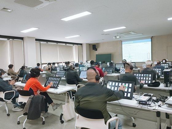 가속페달 꽉 밟자 브레이크 '끽'…고령운전자 맞춤 기술 뜬다