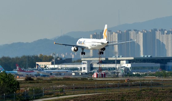 청주공항 연간 이용객 400만명 돌파…민간 전용 활주로 촉구