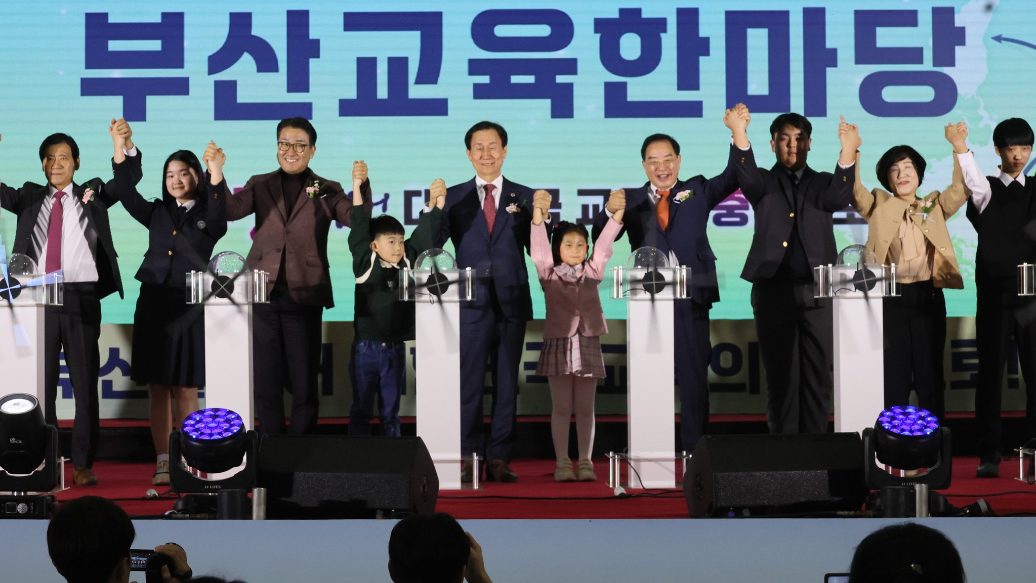 Invited guests, including Busan Superintendent of Education Ha Yoon-soo and Busan City Education Committee Chairman Kang Moo-gil, are giving a congratulatory performance. Reporter Song Bong-geun