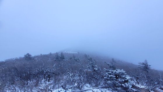 [사진] 눈 쌓인 설악산 … 오늘은 더 춥다