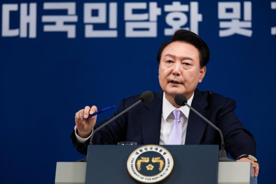 尹 "말귀 못 알아듣겠다"…외신기자 한국어 질문에 보인 반응