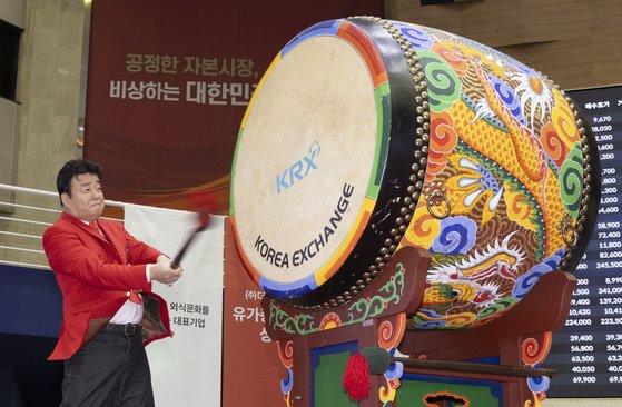 [사진] 백종원 “더본코리아 상장했어유” … 공모가 대비 51% 상승