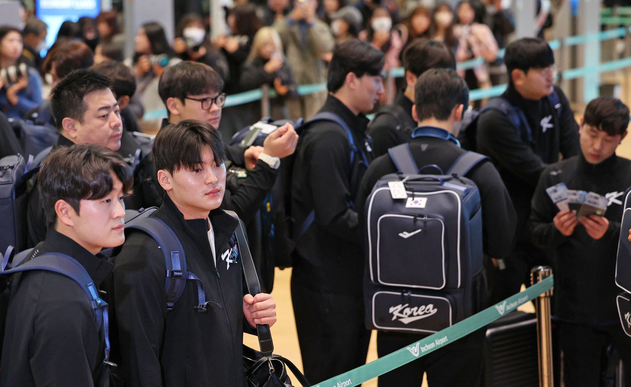 LIVE : [포토타임] 야구 대표팀 출국...오는 13일 프리미어12 대만전 출격