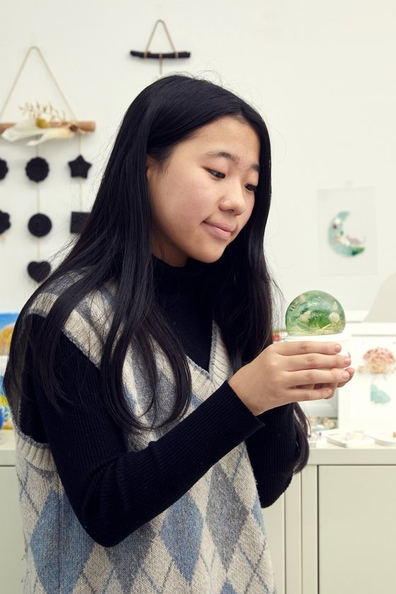 Student reporter Kwon Hye-won took a look at the snowball made using sea glass. Due to the nature of the material glass, it reflects light well, making it suitable for making snowballs.