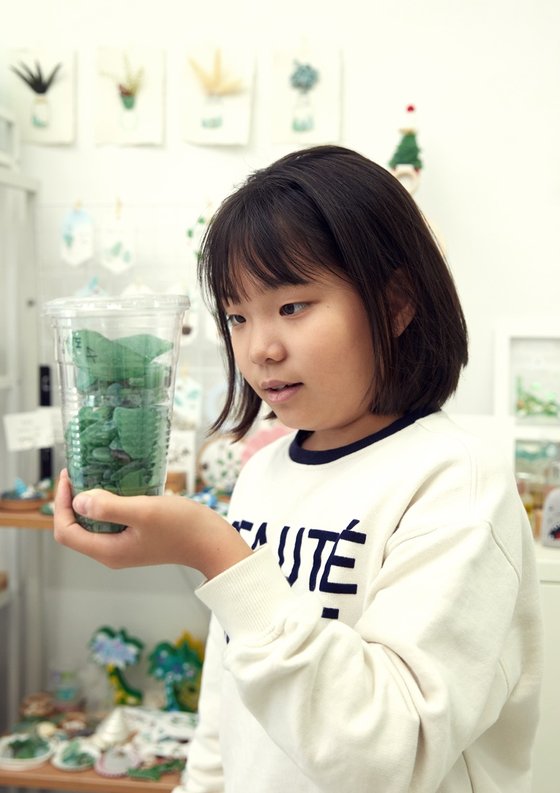 Student reporter Seo Ji-an looked at various types of sea glass that instructor Wang Yeong-sil picked up from various coasts across the country. 