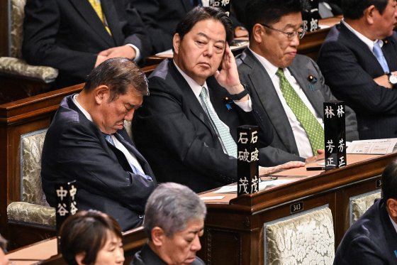 감기약 때문에? 표결 중에 꾸벅…日 이시바 총리 '선잠' 시끌[줌인도쿄]