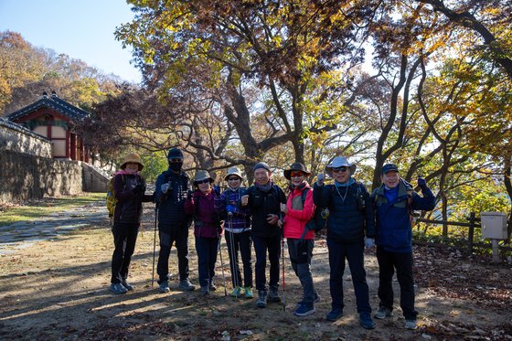 이달 7일 연천 숭의전지에서 만난 여행자들의 모습. 이들은 인천 강화를 출발해 강원도 고성까지
DMZ 평화의 길을 횡단하는 중이었다.<BR>