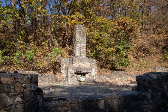 DMZ 평화의 길 12코스를 걷다보면 만나는 유엔군 화장장. 굴뚝이 오롯이 남아 있다.<BR>