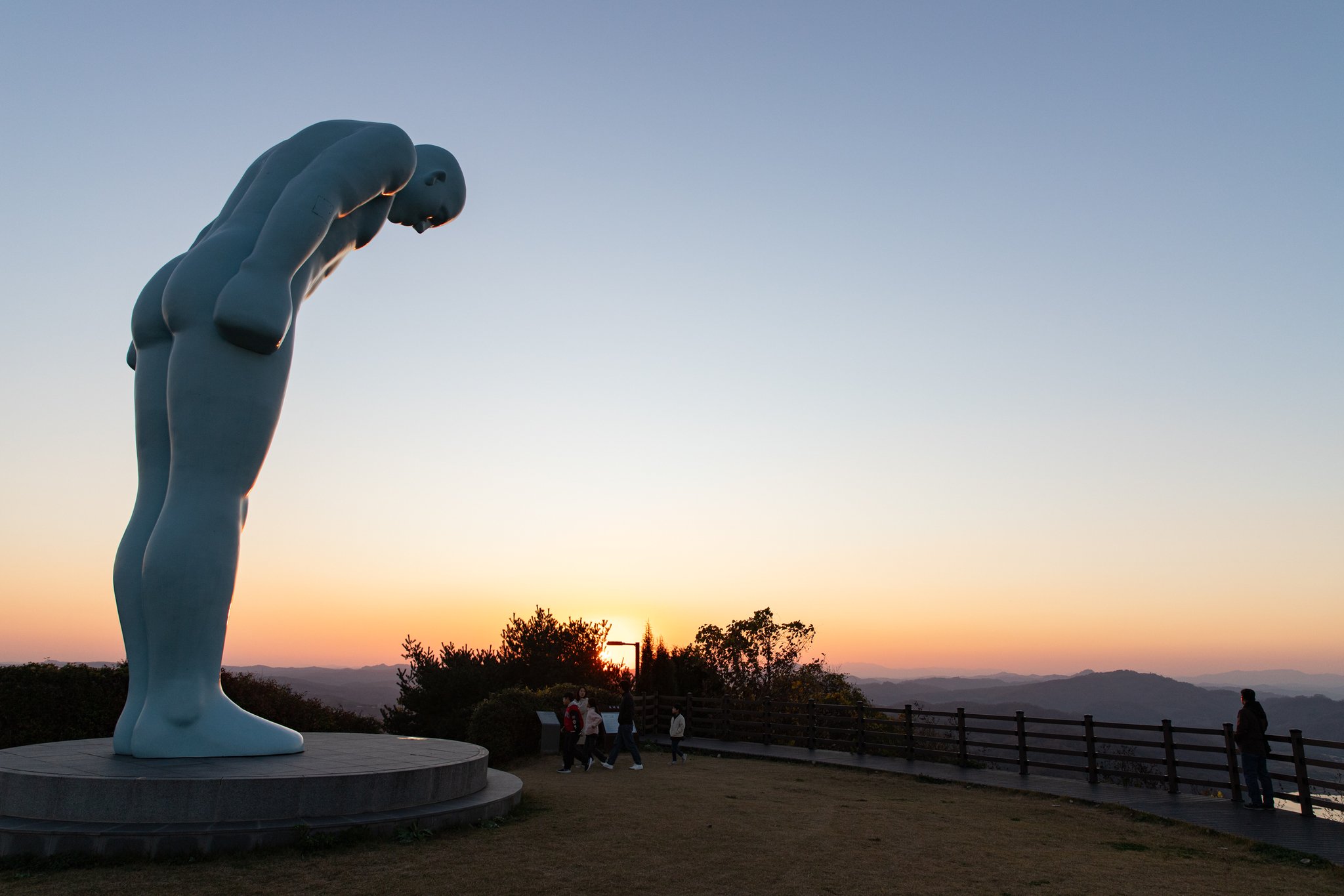 북한 장풍군의 마량산 쪽을 보고 인사하는 그리팅맨. 석양 물들 무렵 찾아가면 좋다.<BR>