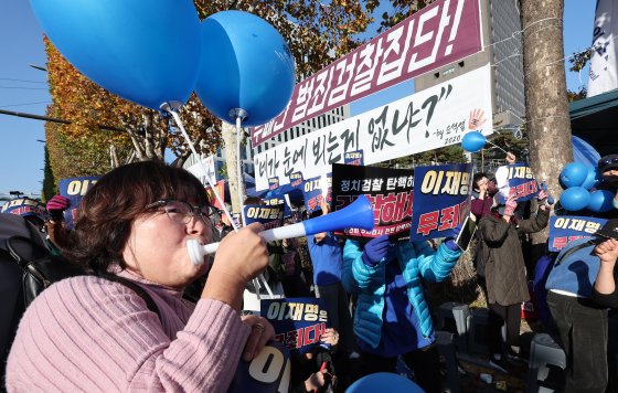 "악! 이게 나라야?" 李지지자 절규…반대편선 춤추며 "잔치국수 먹자"