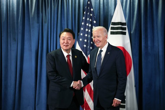 尹, 바이든 하루 세번 만나 석별의 정…“성과 대부분 바이든과 함께”