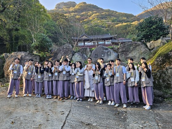 하루 만에 ‘7커플’ 탄생했다, 그 스님들의 초대박 연애사업