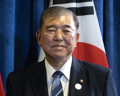 Japanese Prime Minister Shigeru Ishiba is taking a commemorative photo prior to the summit meeting with President Yoon Seok-yeol at a hotel in Lima, Peru, on the 16th (local time). News 1