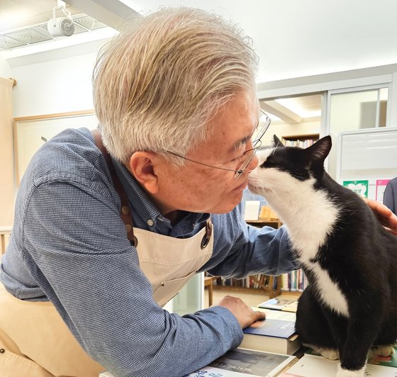 In the midst of an unprecedented crisis… Moon’s ‘cat kiss’ photo becomes a hot topic