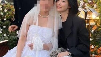 제니·송혜교 '블랙 하객룩'…"韓 문화 미쳤다" 외국서 난리, 왜