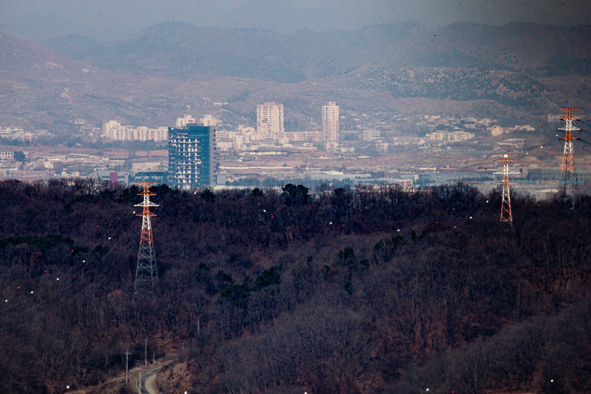 北, 개성공단 전력 공급용 송전탑 철거 착수