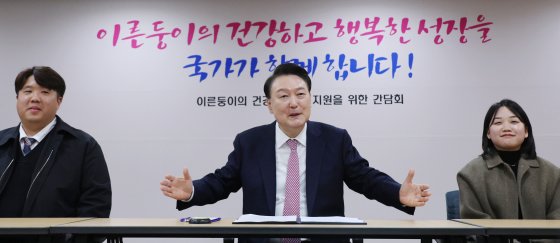 "취임 후 가장 큰 감동" 오둥이 만난 尹에…목메인 의사의 호소