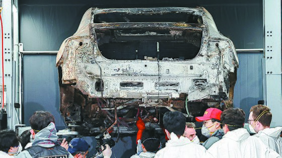 ‘벤츠 전기차 화재’ 원인 결국 못밝혔다…“배터리시스템 영구손상 탓”