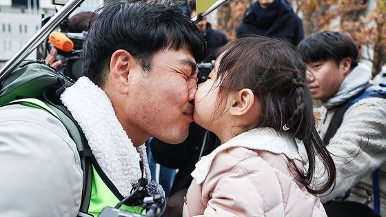 30대 되면 죽는 희소병 딸…아빠의 740㎞ 대장정이 기적 불렀다