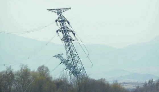 [사진] 북한 개성공단 송전탑 철거 중 붕괴, 작업인부도 추락