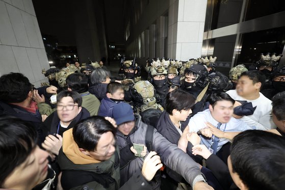 "악몽같은 밤이었다"...子 군대 보낸 부모·주식하는 직장인 '밤샘 출근'