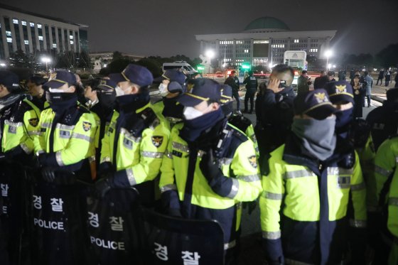 김봉식 서울청장, ‘계엄 선포’ 이후 국회 출입통제→해제 반복