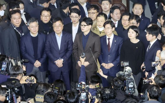 국회로 간 친한, 당사 머문 친윤…‘계엄의 밤’에 요동친 與 권력지형