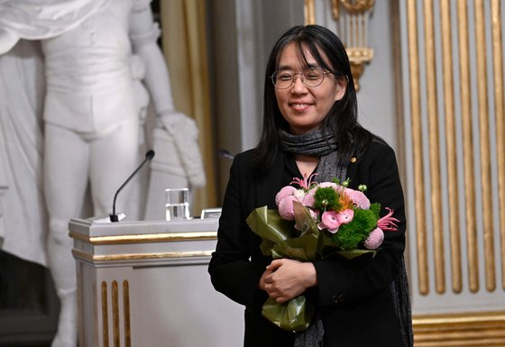 "맨손으로 무력 막아선 시민" 한강 수상소감, 뜨거움이 북받쳤다 [기고 | 노벨상 수상을 축하하며]