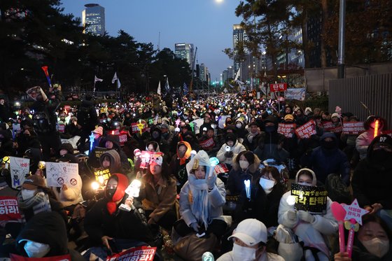 탄핵 표결 하루 전 '촛불 불금'…"반차 냈다" 국회 앞 15만명 모였다