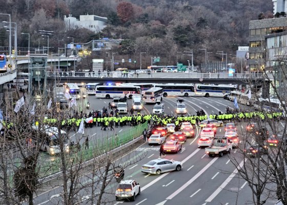 [사진] 한남동 관저 향한 민주노총, 차벽 세운 경찰