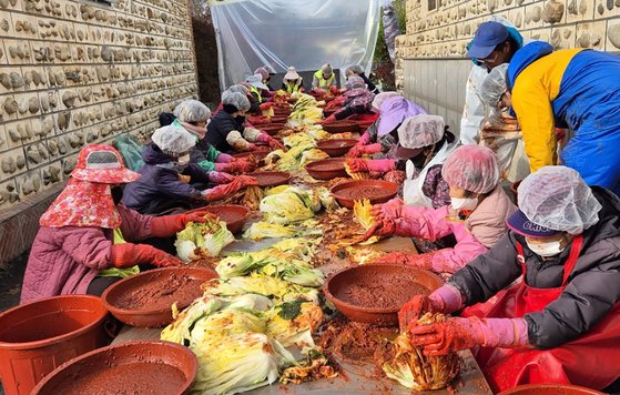 강진 남미륵사 2만4000 포기 김장 나눔…전국 소년소녀가장 등 2800여명에 전달