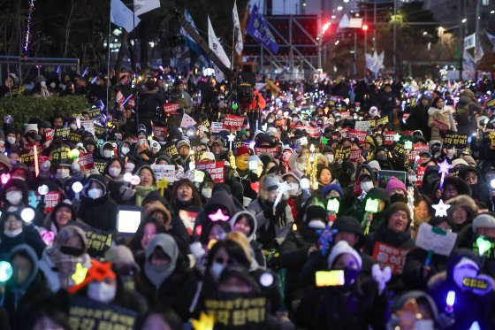 데이트 때 정치가 금기어?…계엄이 만든 '탄핵 소개팅' 들어보셨나요