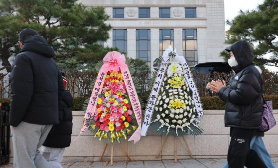 헌재 게시판에 3만건 탄핵 여론전…도서관·견학 중단