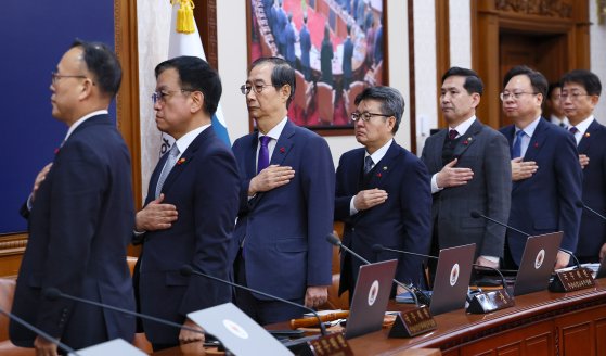 [사진] 권한대행, 첫 정례 국무회의