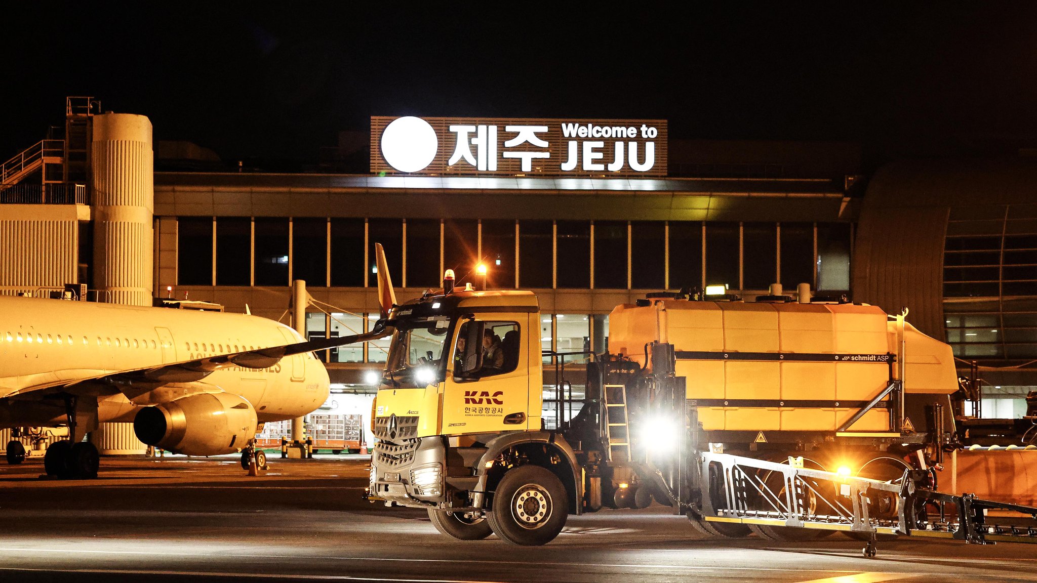 LIVE : [포토타임] 폭설도 문제없다... 제주국제공항 제설훈련