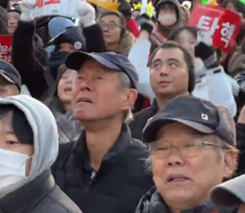 탄핵 가결에 춤추다 눈물…그 77세 "노인들 미워만 하지말라"