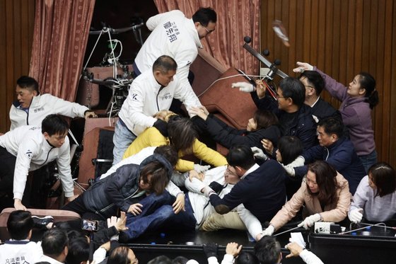 바리케이드 쌓고 육탄전…법 개정 놓고 아수라장된 대만 의회