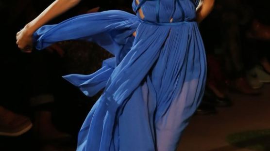 [사진] 이상봉 패션쇼에 등장한 김규리, 예술적인 런웨이 선보여