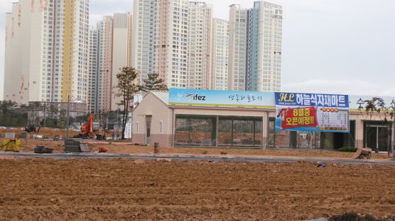 1만가구 신도시 편의시설로 달랑 가건물 한 동 지은 '강심장'