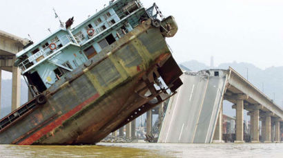 [사진] 배에 받혀 주저앉은 중국 九江대교