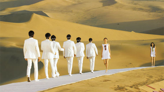 [사진] 둔황 사막의 패션쇼