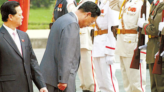 [사진] 북한 총리 베트남 의장대 사열