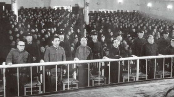 77일 만에 끝난 4인방 재판 … 마오쩌둥의 착오 인정 계기