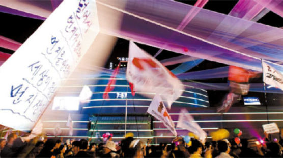 [사진] ‘서울 봄 축제’ 난장판 만든 촛불 시위대
